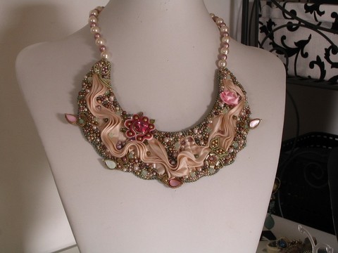 Colllier brodé à l'aiguille - collier jardin soyeux