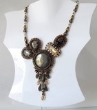 Collier brodé à l'aiguille - collier Sénorita