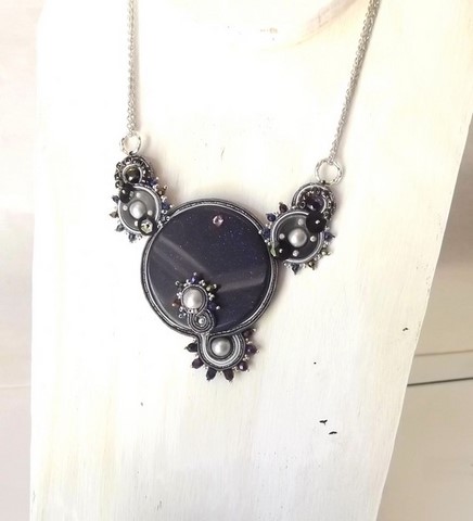 Colllier brodé à l'aiguille - collier Run of Stars