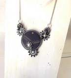 Colllier brodé à l'aiguille - collier Run of Stars