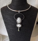 Colllier brodé à l'aiguille - collier yn air de rock